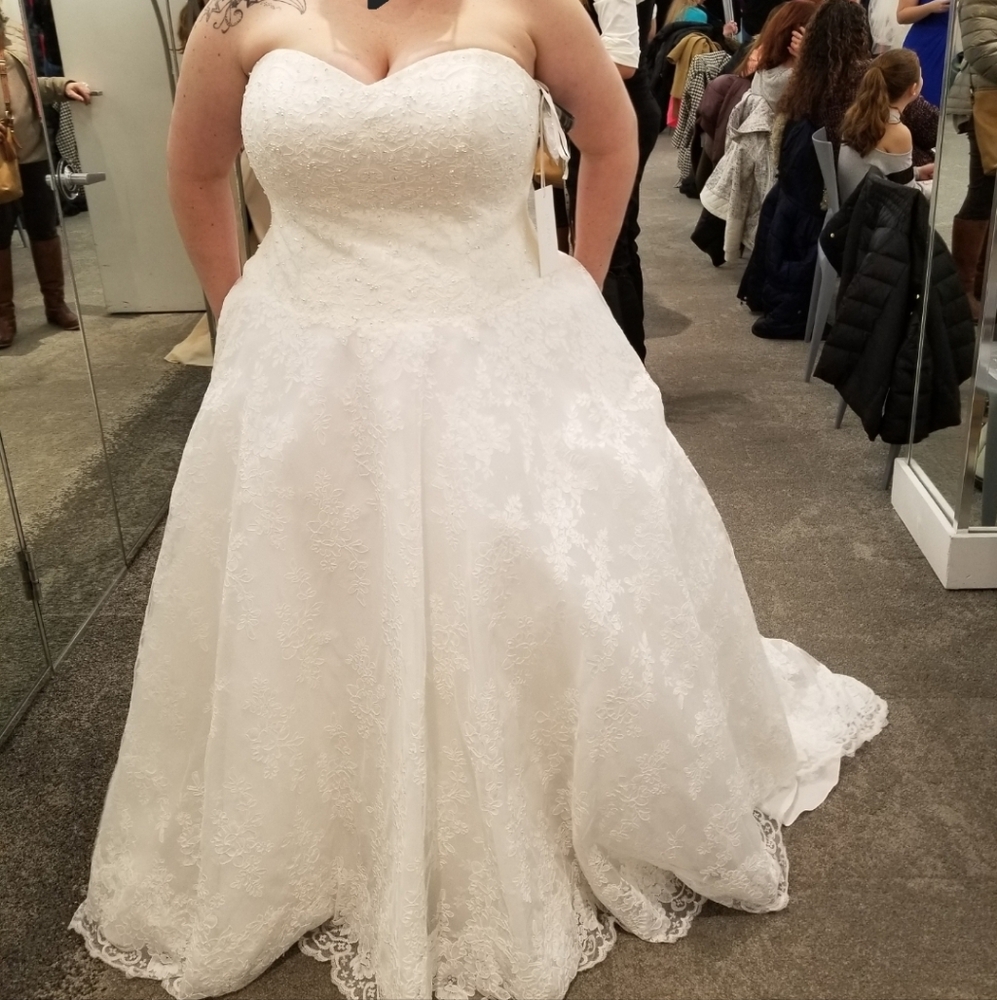 Elegant White Lace Strapless Wedding Dress